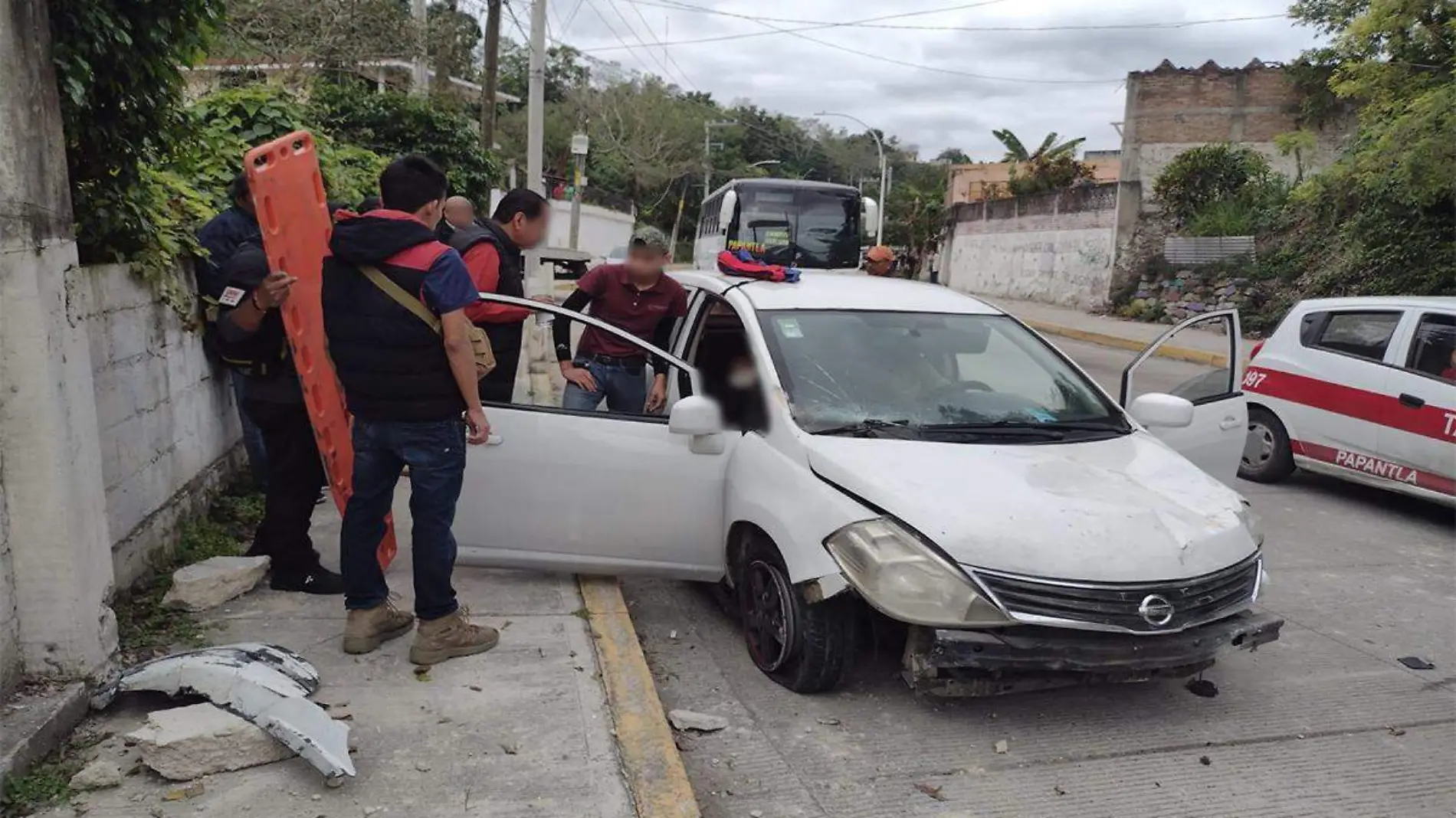 Accidente de auto contra barda en Papantla